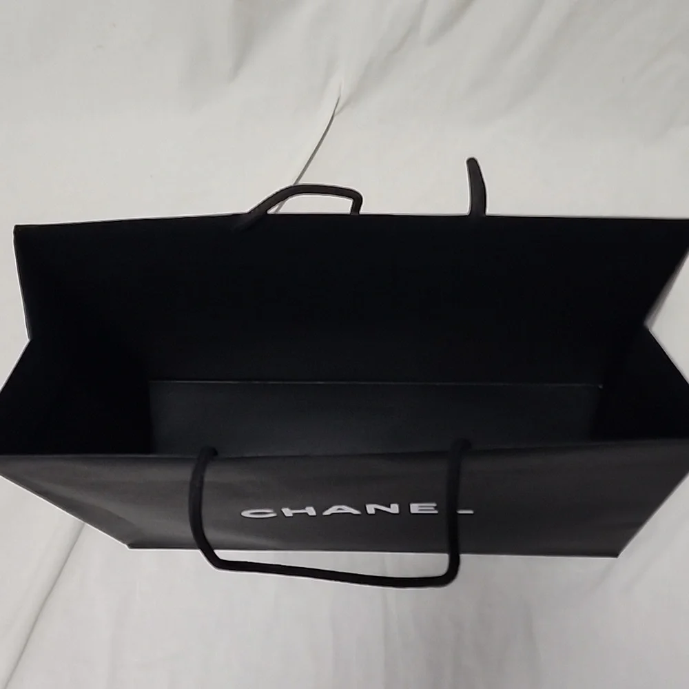 CHANEL Elegant Black Packaging Set - Picture 10 of 15